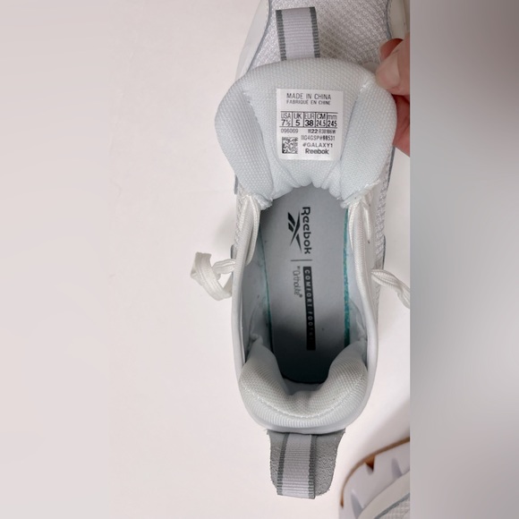 NWT REEBOK Zig Dynamica women’s Shoes white and Orange No box - Picture 14 of 16